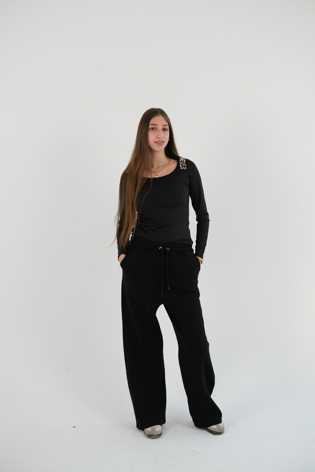 Square neck with studs and long sleeves