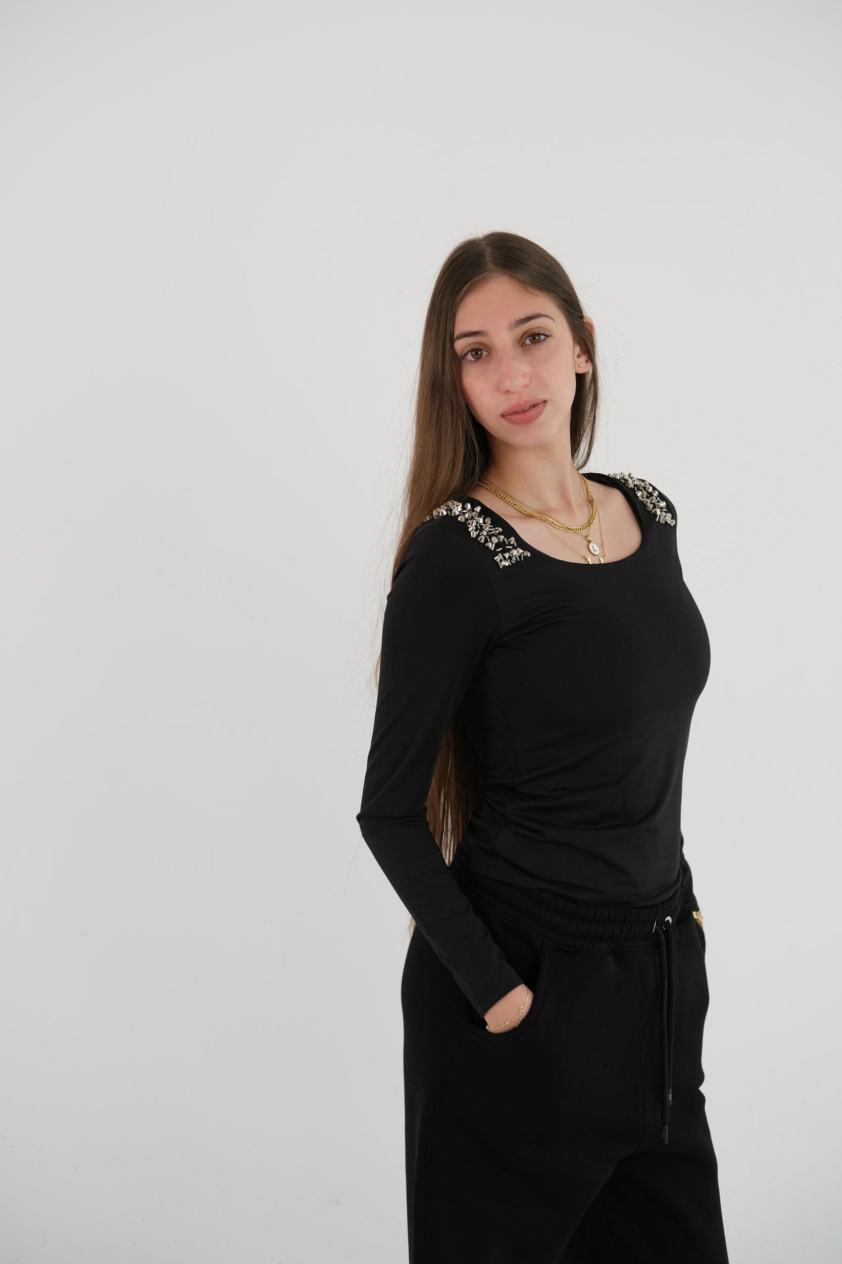 Square neck with studs and long sleeves