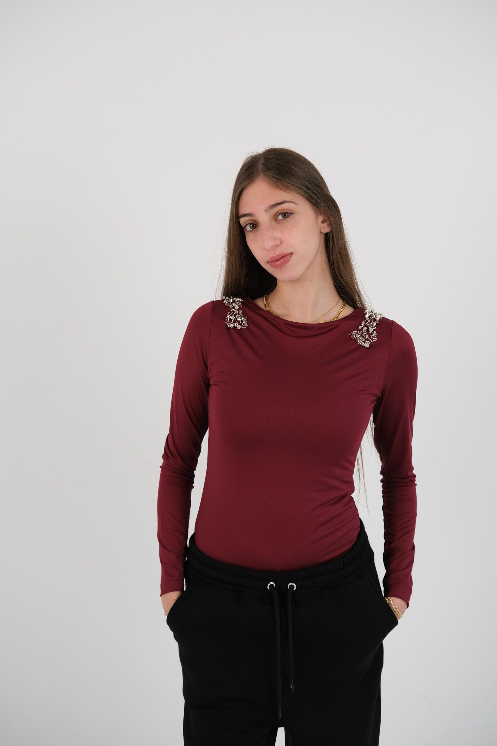 Crew neck with studs and long sleeves