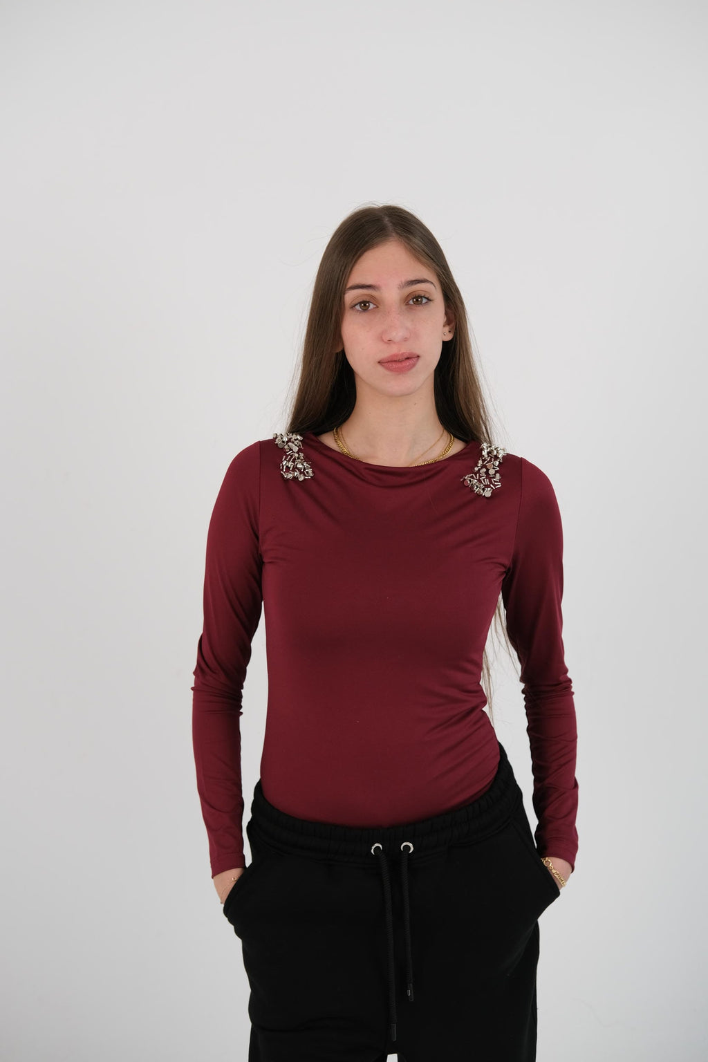 Crew neck with studs and long sleeves