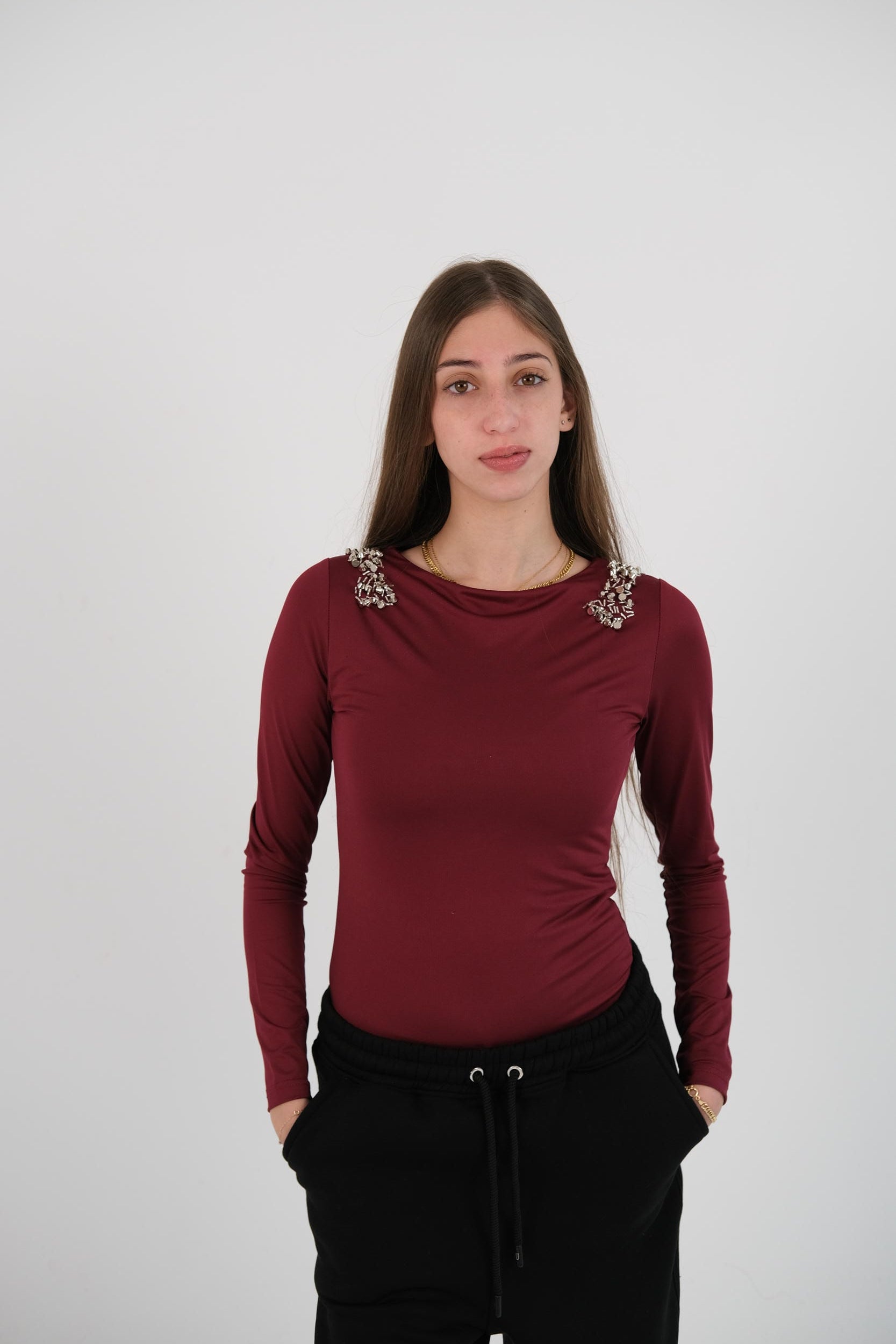 Crew neck with studs and long sleeves