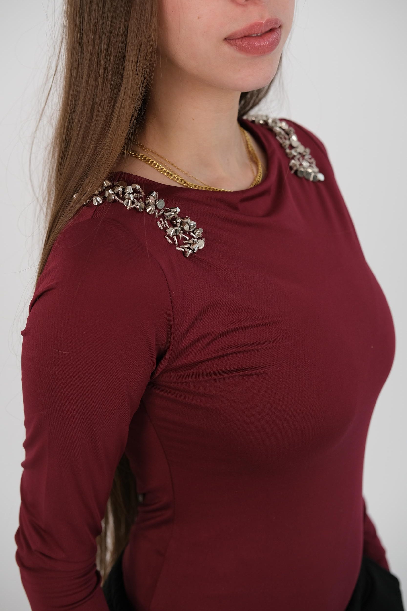 Crew neck with studs and long sleeves